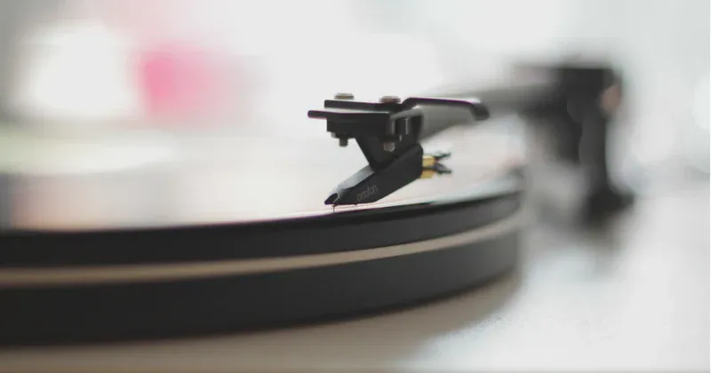 Cómo cambiar la aguja de un tocadiscos sin dañar la cápsula: qué recambio comprar y cómo montarlo en cinco minutos