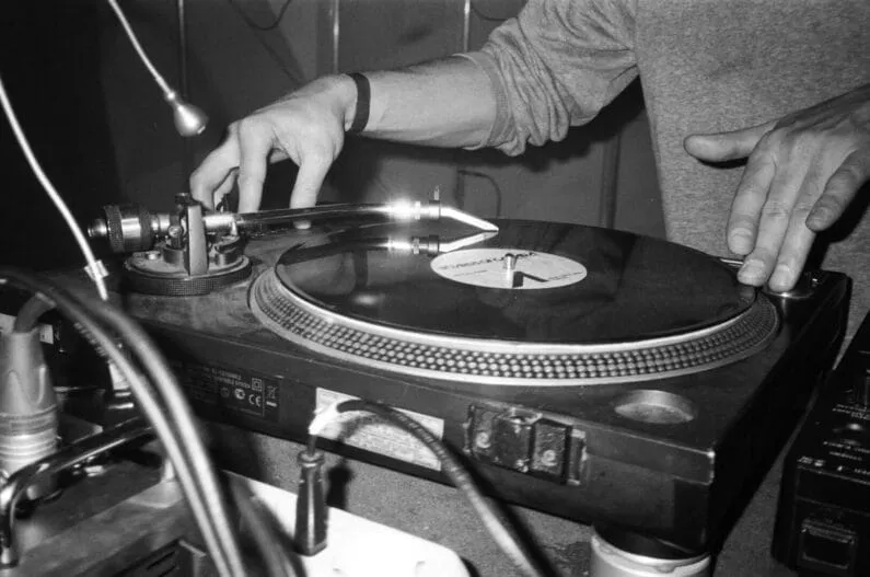 La electrónica creció en los platos de los DJ y sigue viva en vinilo: cómo elegir entre álbum, maxi o edición especial, y qué discos buscar para empezar