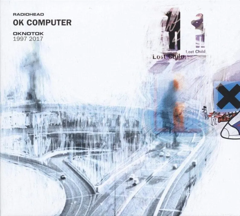 Portada de OK Computer OKNOTOK 1997 2017 de Radiohead: una autopista con coches bajo un cielo blanco