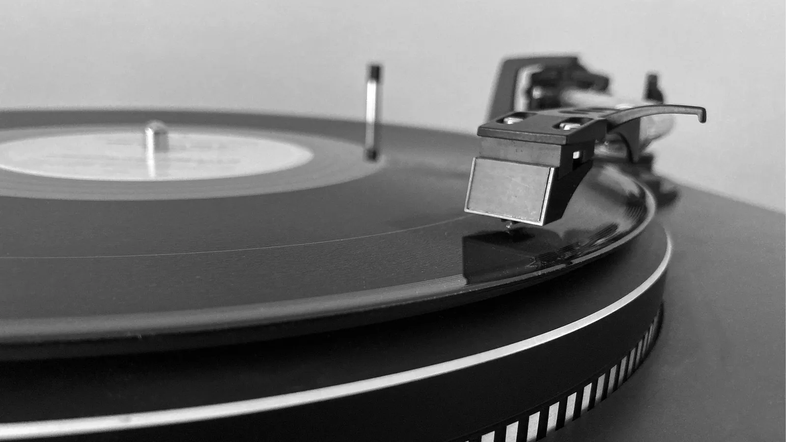 El brazo de un tocadiscos no se limpia como un mueble: qué partes tocar, con qué, y cuáles no tocar nunca para no estropear la aguja ni la cápsula
