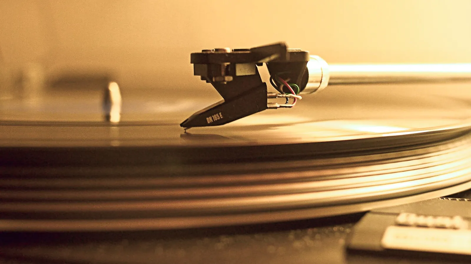 Un LP de los 70, un disco mono de los 50 y uno de pizarra de tus abuelos no se leen con la misma aguja: qué cápsula elegir para cada disco antiguo