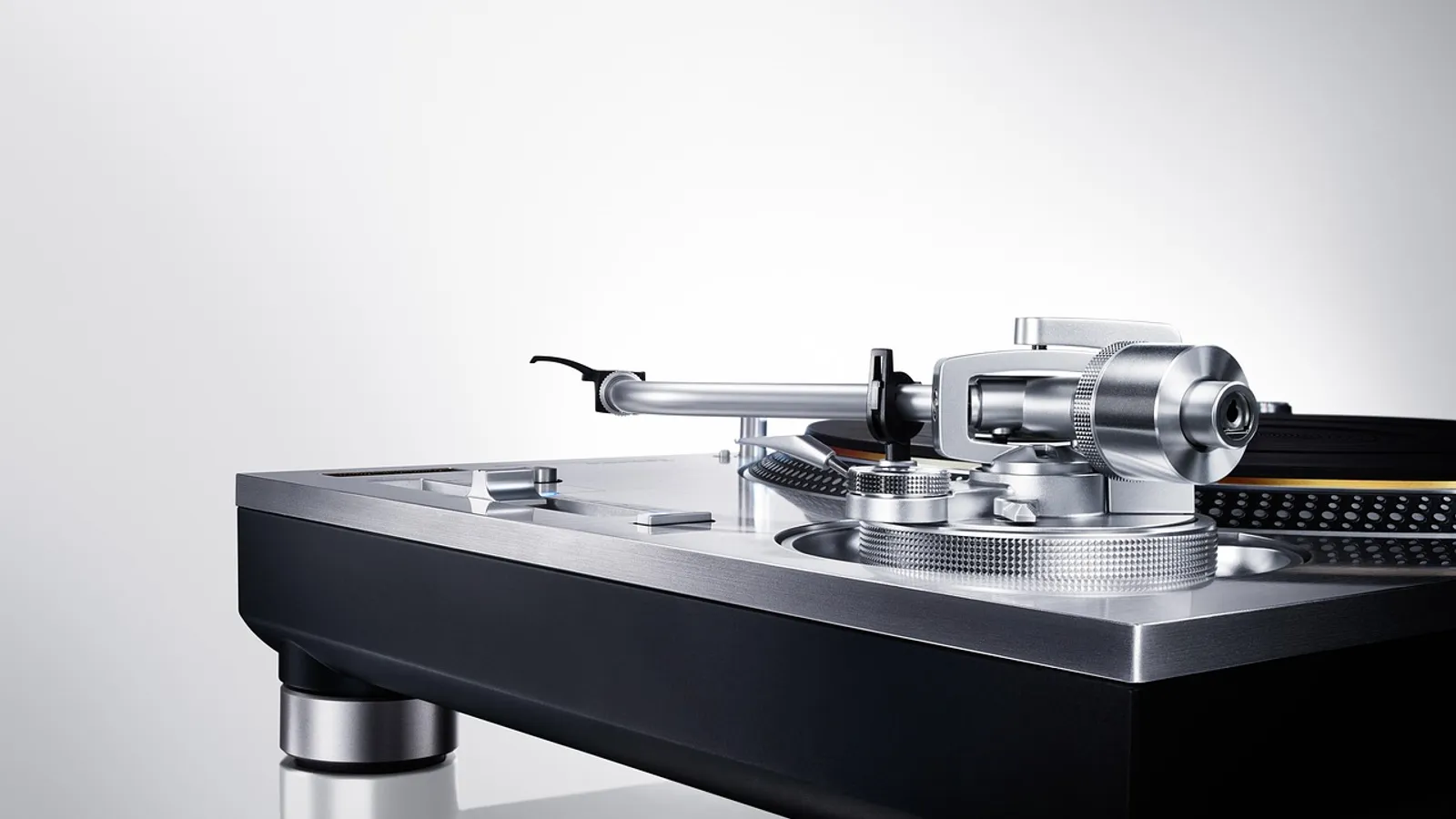 La tracción importa menos de lo que parece, salvo en dos casos: cómo elegir entre un tocadiscos de tracción directa y uno por correa