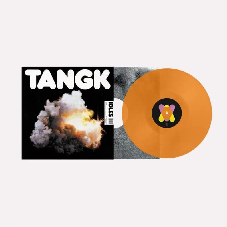 Portada de Tangk de Idles, una nube de humo y fuego sobre fondo negro, junto al vinilo naranja translúcido