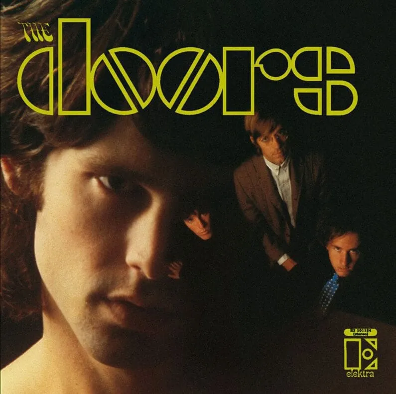 Portada del primer disco de The Doors: el rostro de Jim Morrison en primer plano y el resto del grupo detrás