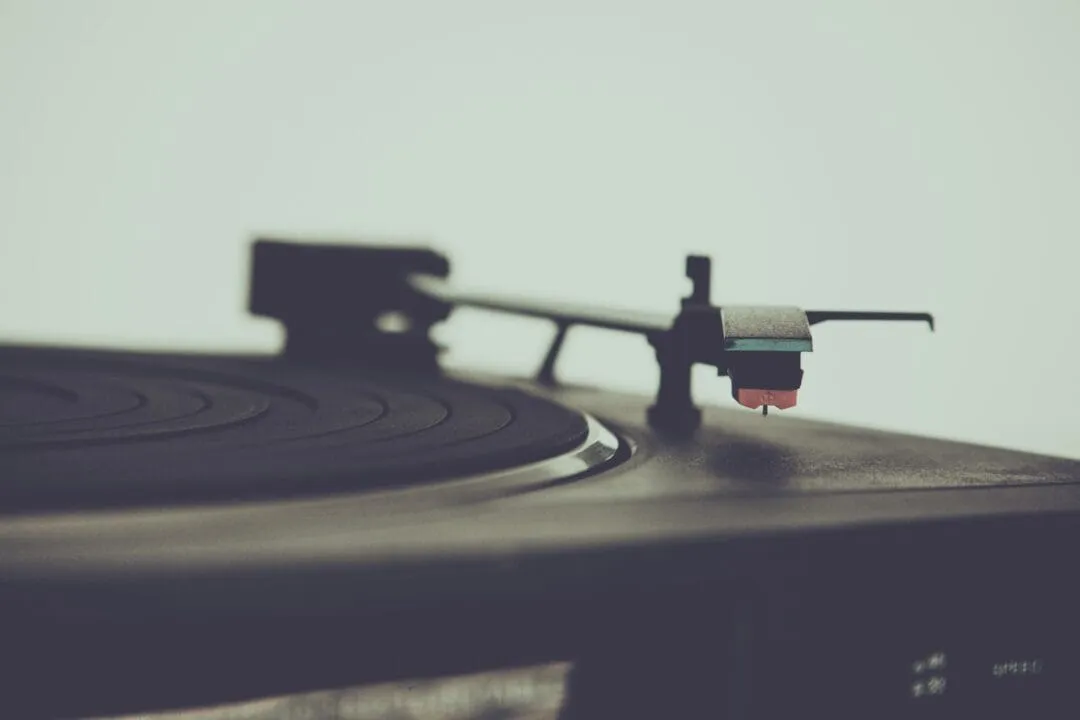 Maleta, combinado, automático o HiFi: cuatro preguntas para saber qué tocadiscos comprar sin pagar por lo que no vas a usar ni quedarte corto con tus discos