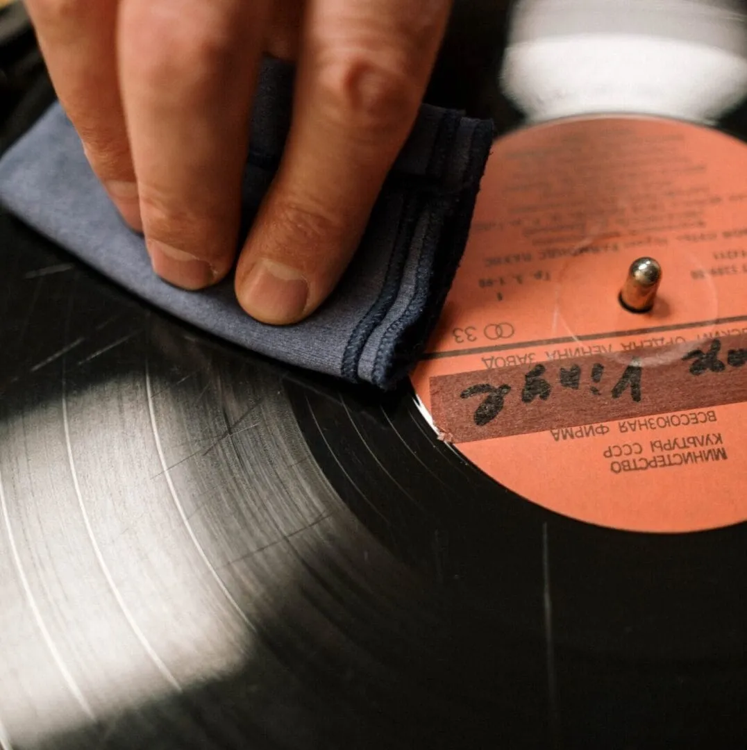 Del repaso de cada escucha al lavado de un disco de mercadillo: cómo limpiar un vinilo en casa según lo sucio que esté, y qué no debe tocarlo nunca